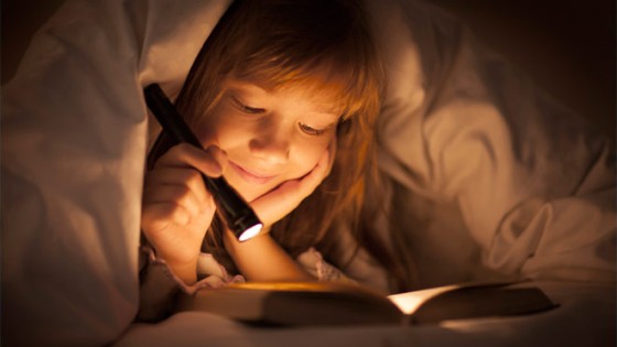girl-flashlight-book-in-bed-full-width-people